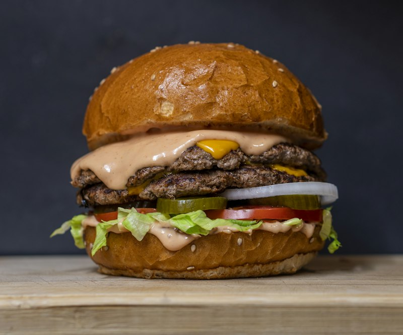 Lezzetli Burger ve Patates Menüsü